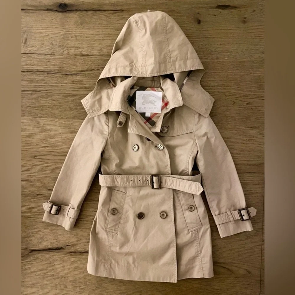 Burberry girl’s trench coat with detachable hood!! Beige /khaki color!! Size 5Y! - Picture 2 of 8